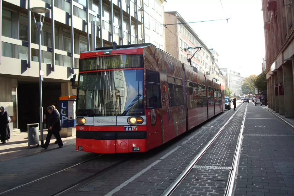 Mannheim sporvognslinje 7 med lavgulvsledvogn 634 ved Ludwigsstraße (2009)