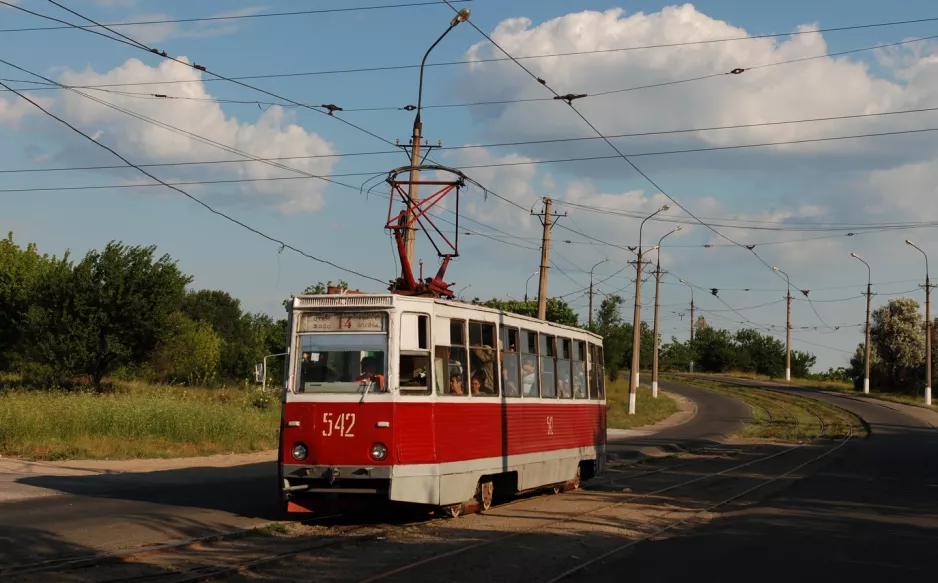 Mariupol sporvognslinje 14 med motorvogn 542 på Mamina Sybiryaka Street (2012)