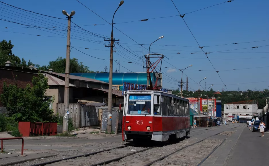 Mariupol sporvognslinje 5 med motorvogn 956 ved Tsentralnyi Rynok (2012)