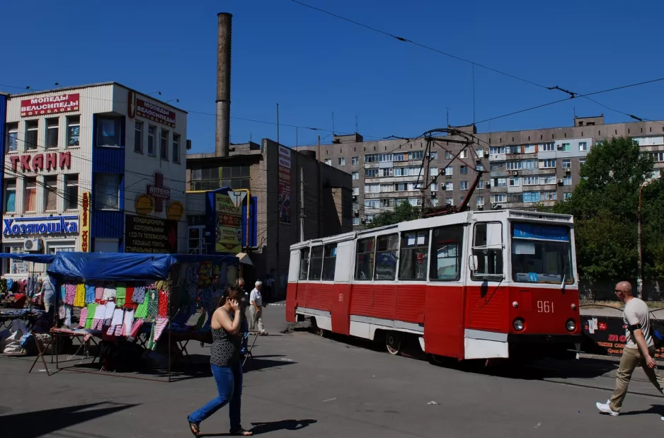 Mariupol sporvognslinje 6 med motorvogn 961 ved Wułycia Kazancewa (2012)