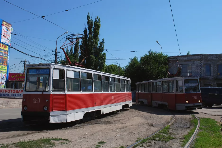 Mariupol sporvognslinje 6 med motorvogn 980 ved Wułycia Kazancewa (2012)