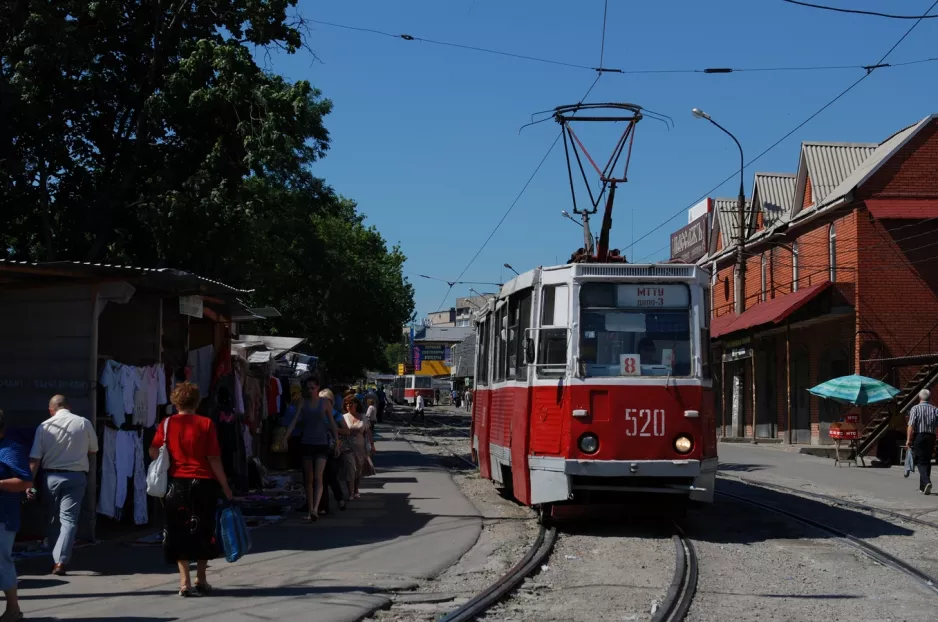 Mariupol sporvognslinje 8 med motorvogn 520 på Kazantseva St (2012)