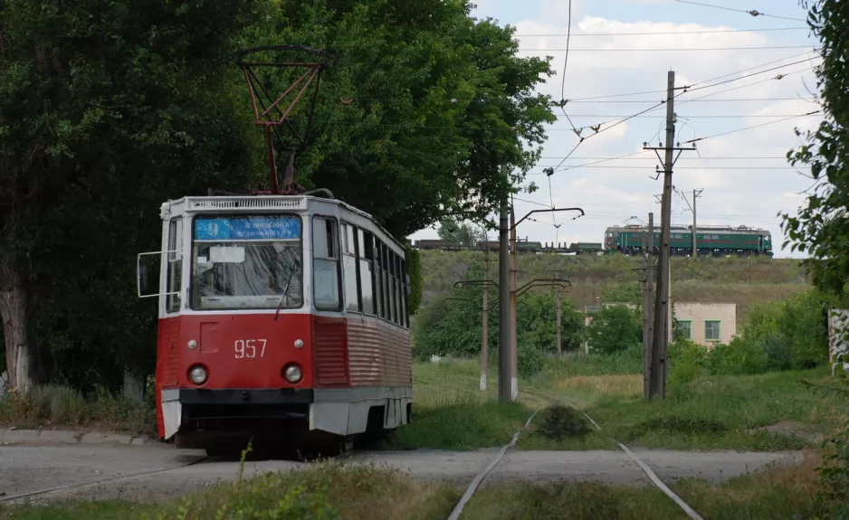 Mariupol sporvognslinje 9 med motorvogn 957 på Zaozerna St (2012)