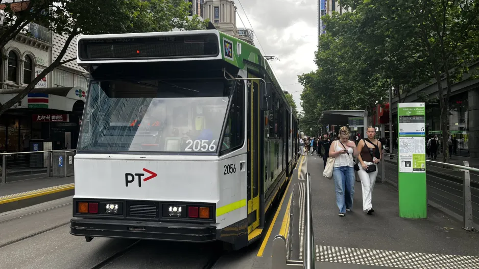 Melbourne ledvogn 2056 ved Melbourne Central Station/Elizabeth Street (2024)