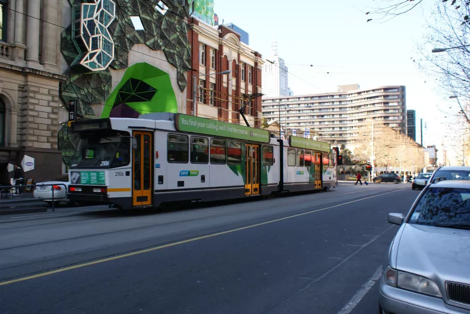 Melbourne sporvognslinje 1 med ledvogn 2106 nær Lincoln Square/Swanston Street (2010)