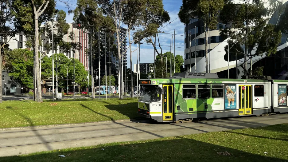 Melbourne sporvognslinje 19) med ledvogn 2033 ved Haymarket (2024)