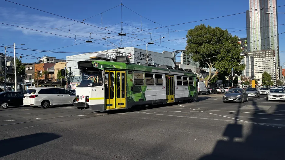 Melbourne sporvognslinje 57 med motorvogn 135 på Victoria Street (2024)