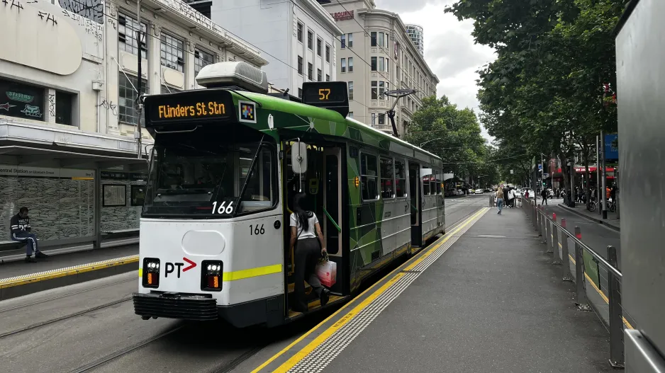 Melbourne sporvognslinje 57 med motorvogn 166 ved Melbourne Central Station/Elizabeth Street (2024)