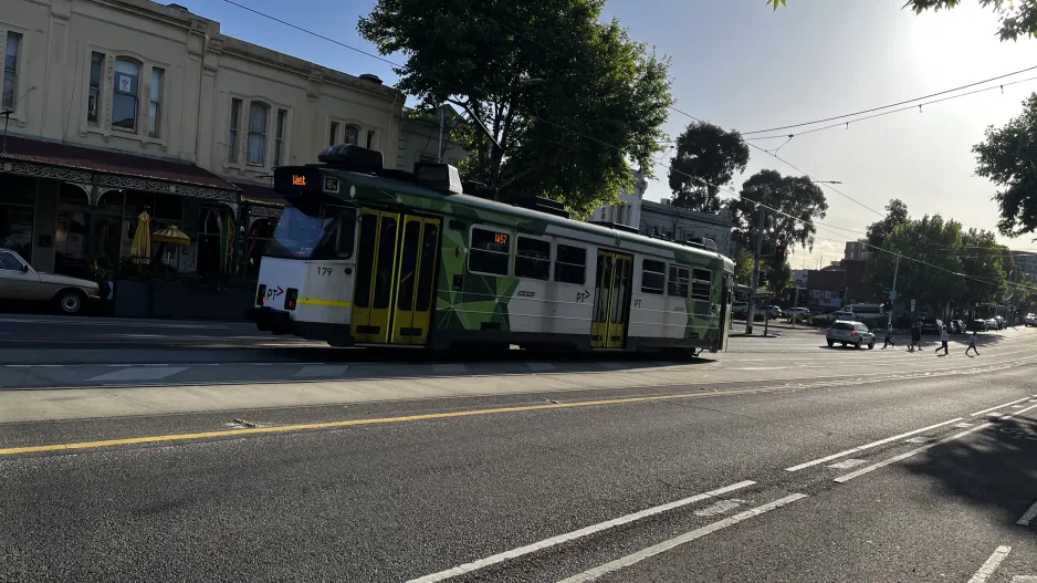 Melbourne sporvognslinje 57 med motorvogn 179 på Victoria Street (2024)