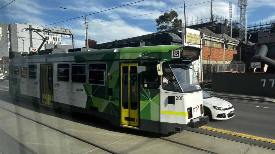 Melbourne sporvognslinje 57 med motorvogn 205 på Racecourse Road (2024)