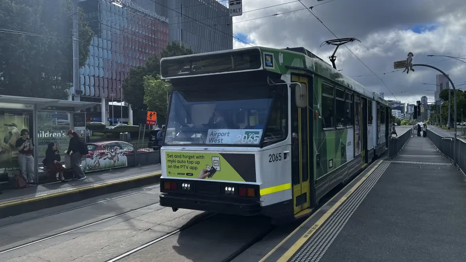 Melbourne sporvognslinje 59 med ledvogn 2065 ved Royal Childrens Hospital (2024)