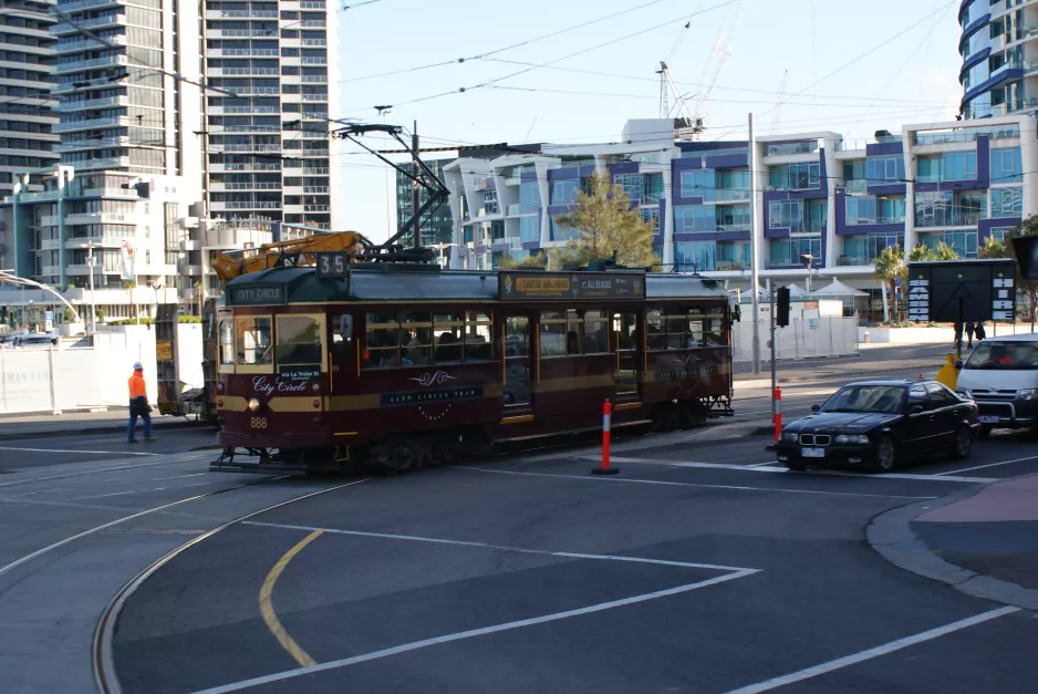 Melbourne turistlinje 35 (City Circle) med motorvogn 888 på Harbour Esplanade (2010)