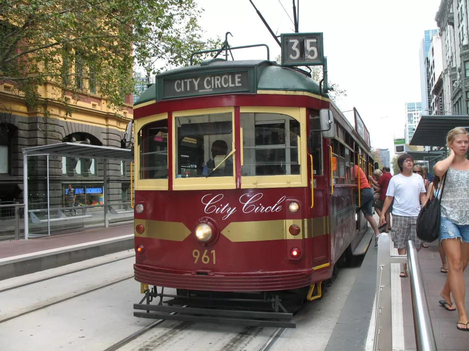 Melbourne turistlinje 35 (City Circle) med motorvogn 961 ved Flinders Street Station, City (2010)