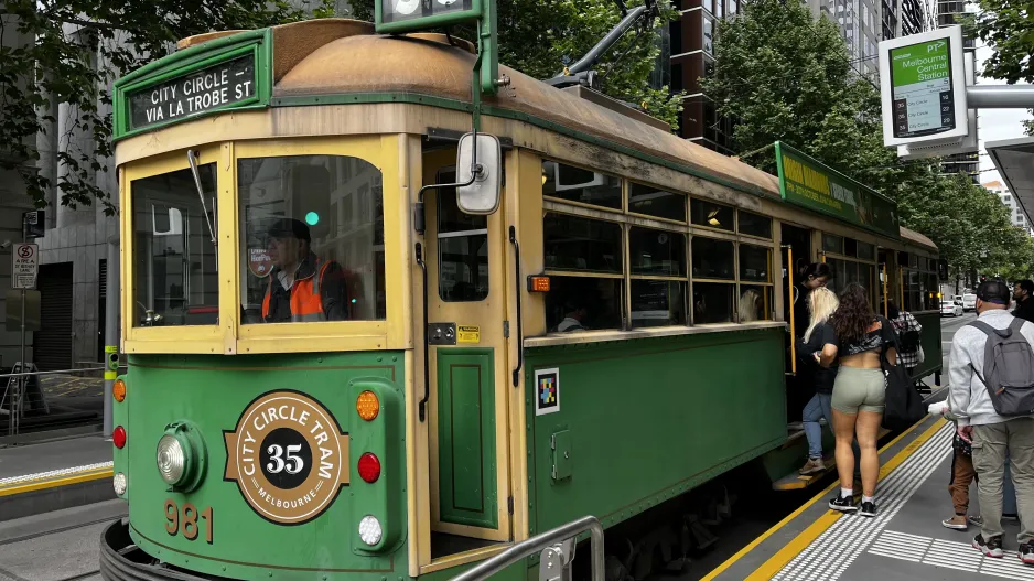 Melbourne turistlinje 35 (City Circle) med motorvogn 981 ved Central Station (2024)