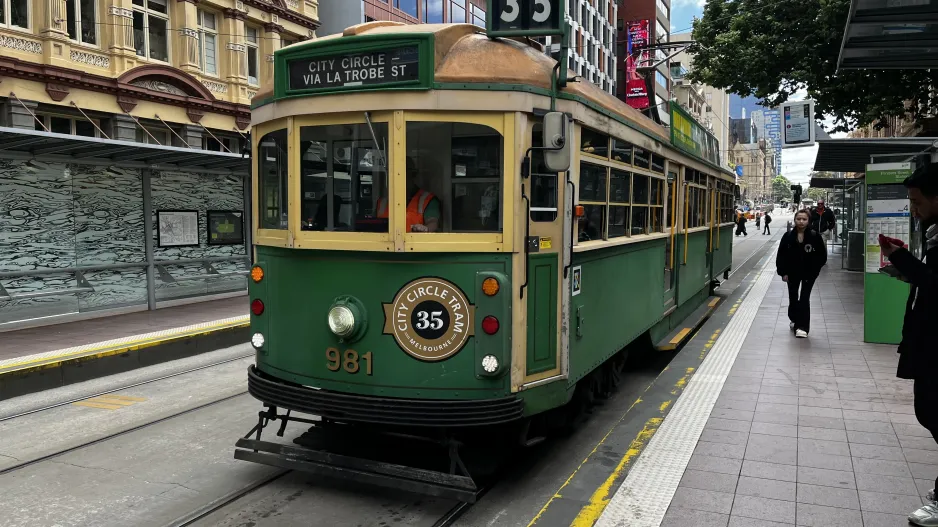 Melbourne turistlinje 35 (City Circle) med motorvogn 981 ved Flinders Street Station (2024)