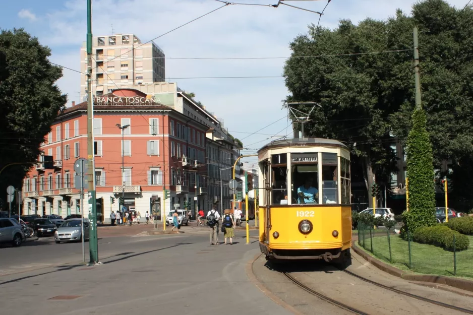 Milano sporvognslinje 1 med motorvogn 1922 ved Cairoli M1 (2009)