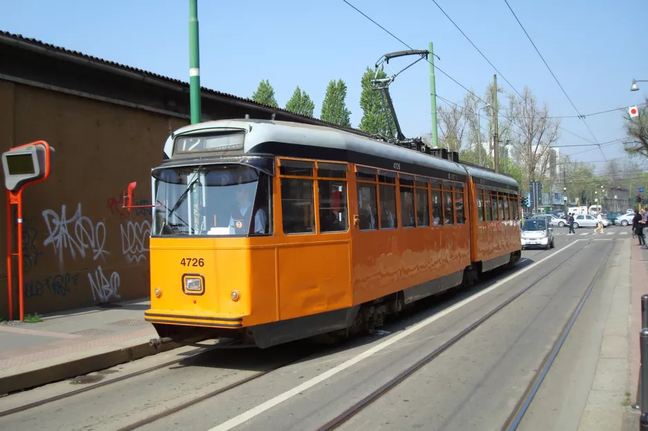 Milano sporvognslinje 12 med ledvogn 4726 ved Cimifero Monumenta (2009)