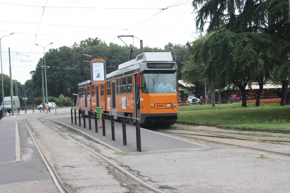 Milano sporvognslinje 14 med ledvogn 4961 ved Cimitero Maggiore (2009)