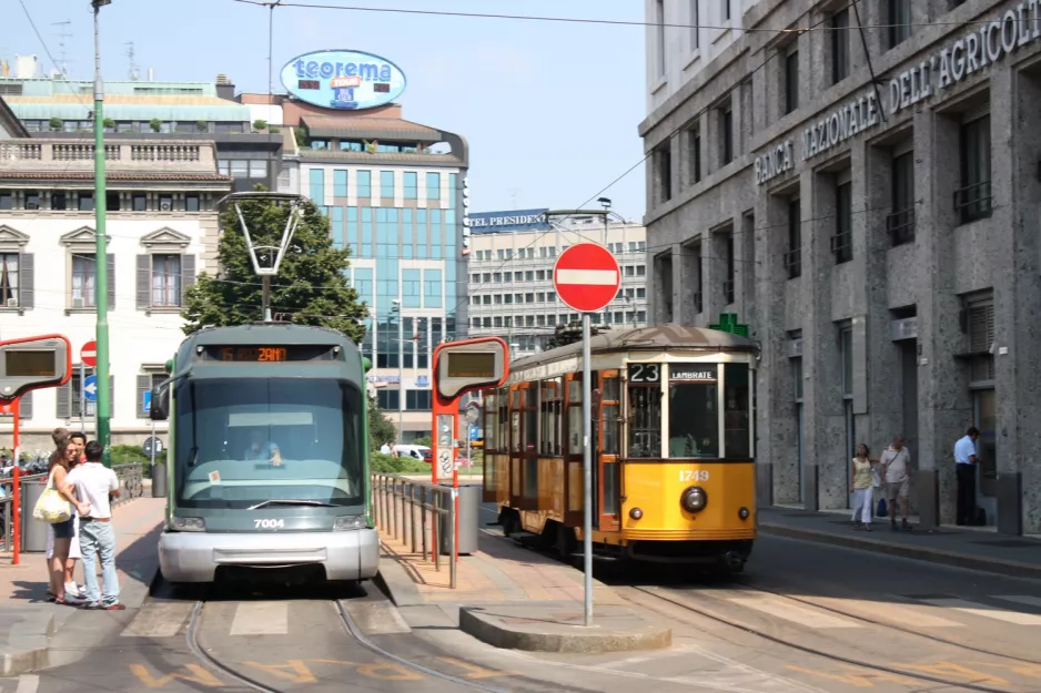 Milano sporvognslinje 15 med lavgulvsledvogn 7004 ved Piazza Fortana (2009)