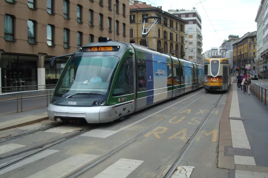 Milano sporvognslinje 15 med lavgulvsledvogn 7006 ved Via Langa (2016)