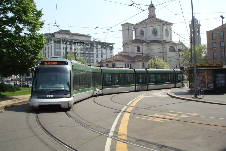 Milano sporvognslinje 15 med lavgulvsledvogn 7012 på Piazza Fortana (2009)