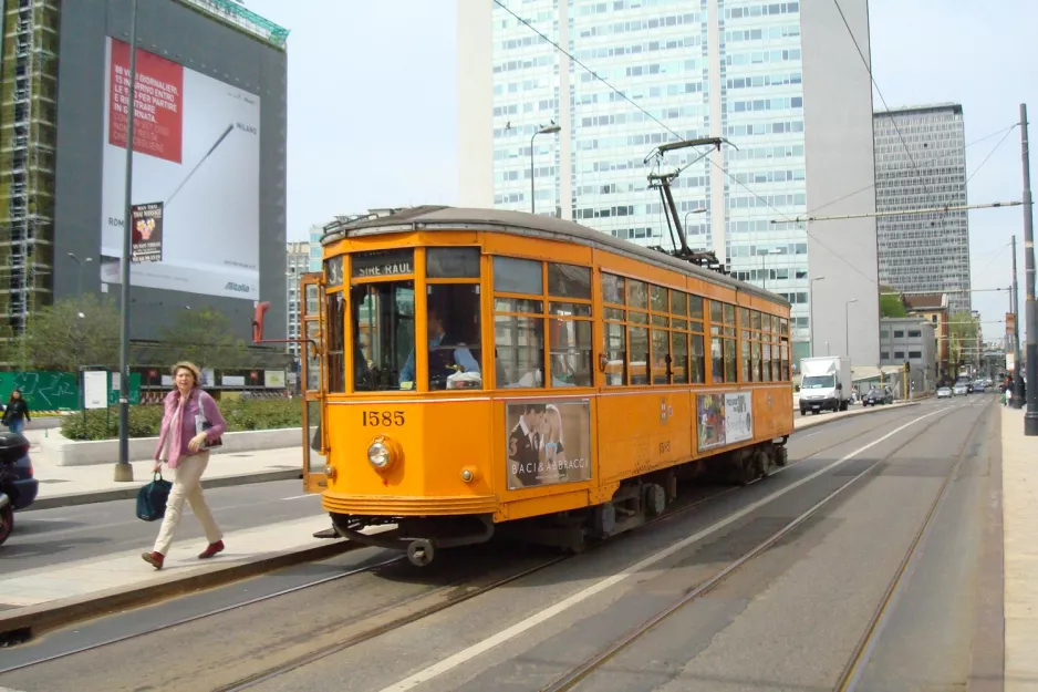 Milano sporvognslinje 33 med motorvogn 1585 nær Stazione Centrale (2009)