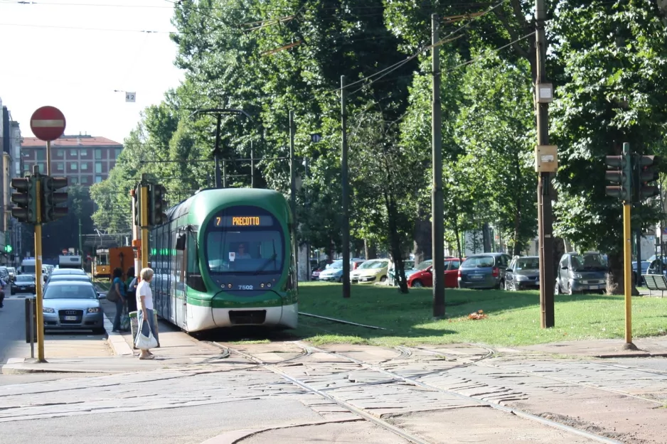 Milano sporvognslinje 7 med lavgulvsledvogn 7502 tæt på Corso Sempione 33 dopo Ferrucci (2009)