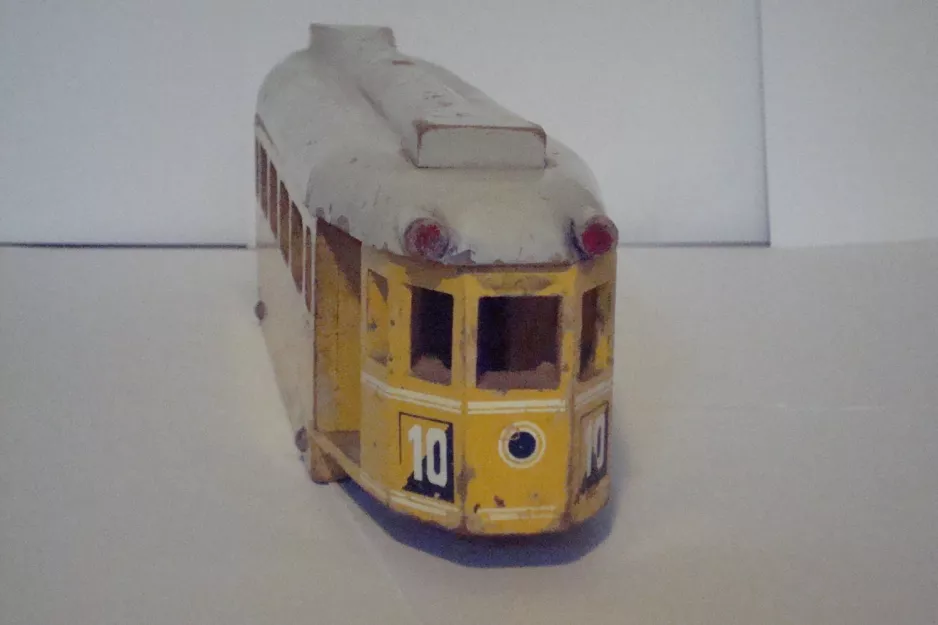 Modelsporvogn: Forsiden: model af Lundings bogiemotorvogn, som linje 10 (1950)