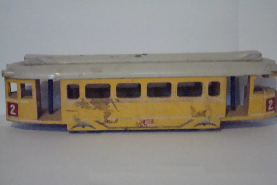 Modelsporvogn: Siden af model af Lundings bogiemotorvogn, som linje 2 fra København (1953)