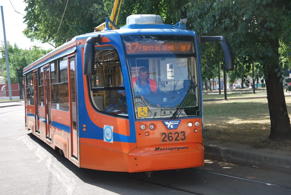 Moskva sporvognslinje 37 med motorvogn 2623 tæt på Kalanchevskaya Ulitsa (2018)