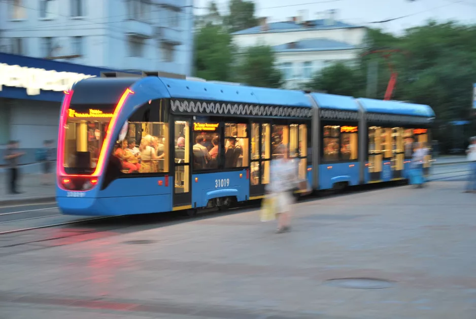 Moskva sporvognslinje 7 med lavgulvsledvogn 31019 på Komsomolskaya Square (2018)