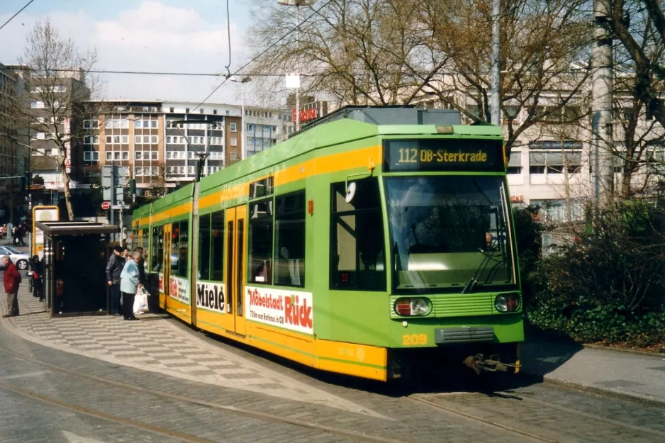 Mülheim an der Ruhr regionallinje 112 med lavgulvsledvogn 209 ved Kaiserplatz (2004)