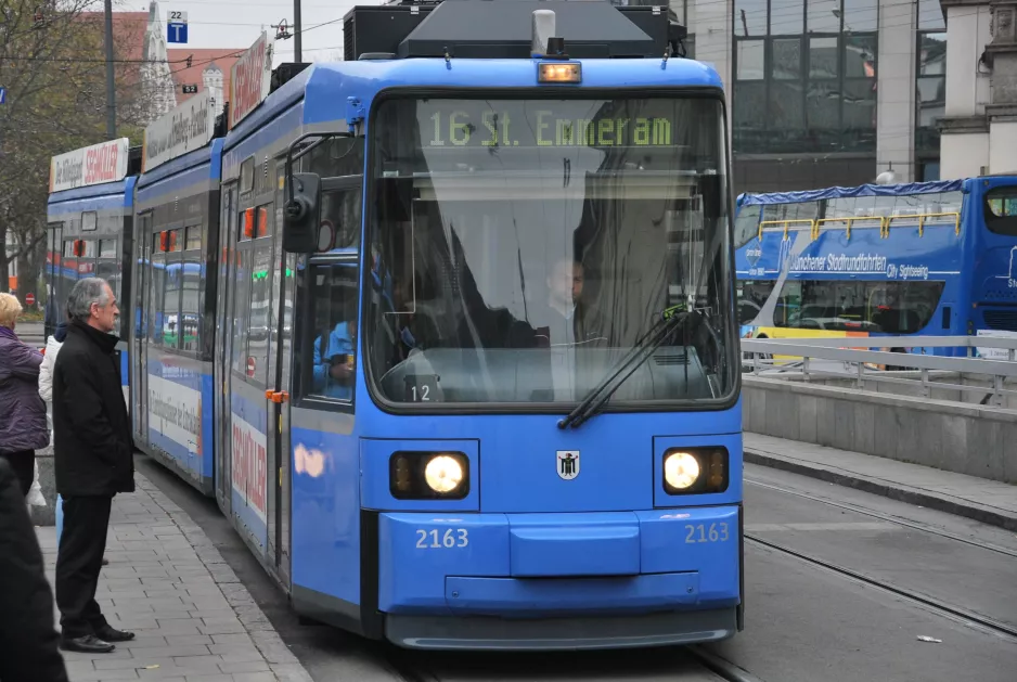 München sporvognslinje 16 med lavgulvsledvogn 2163 ved Karlsplatz (Stachus) (2014)