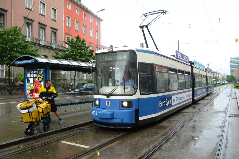 München sporvognslinje 17 med lavgulvsledvogn 2130 ved Hauptbahnhof (Nord) (2010)