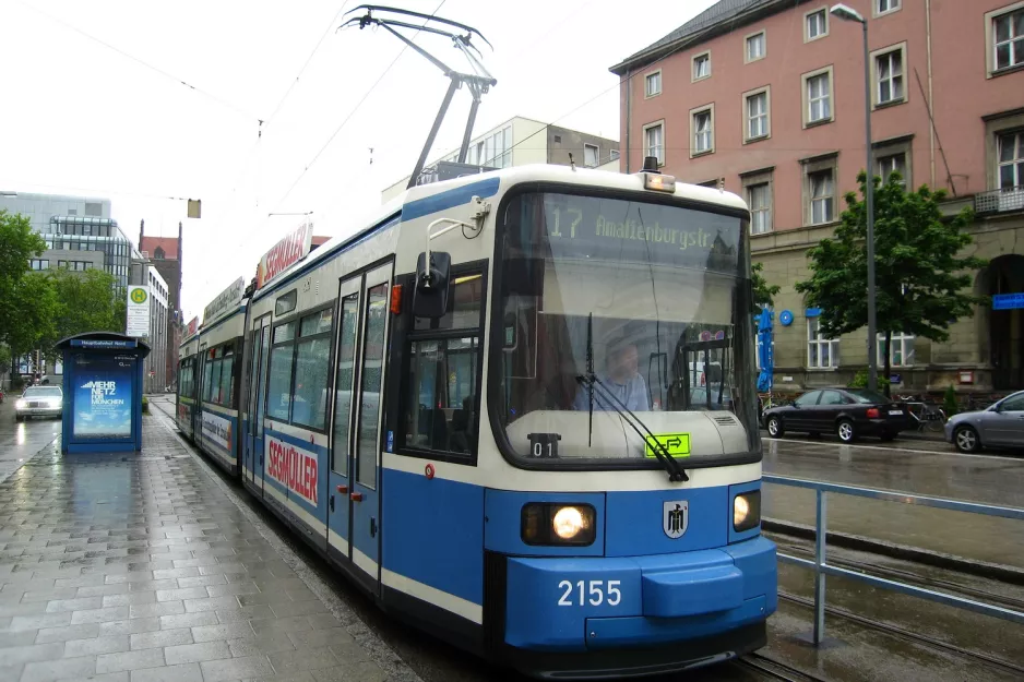 München sporvognslinje 17 med lavgulvsledvogn 2155 ved Hauptbahnhof (Nord) (2010)