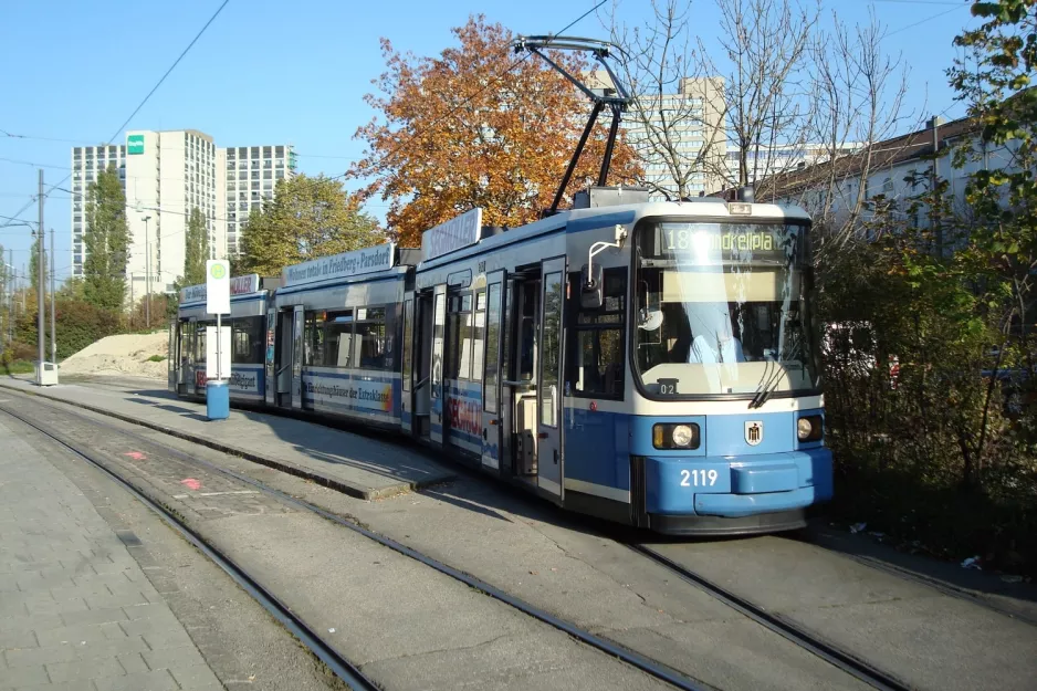 München sporvognslinje 18 med lavgulvsledvogn 2119 ved Effnerplatz (2007)