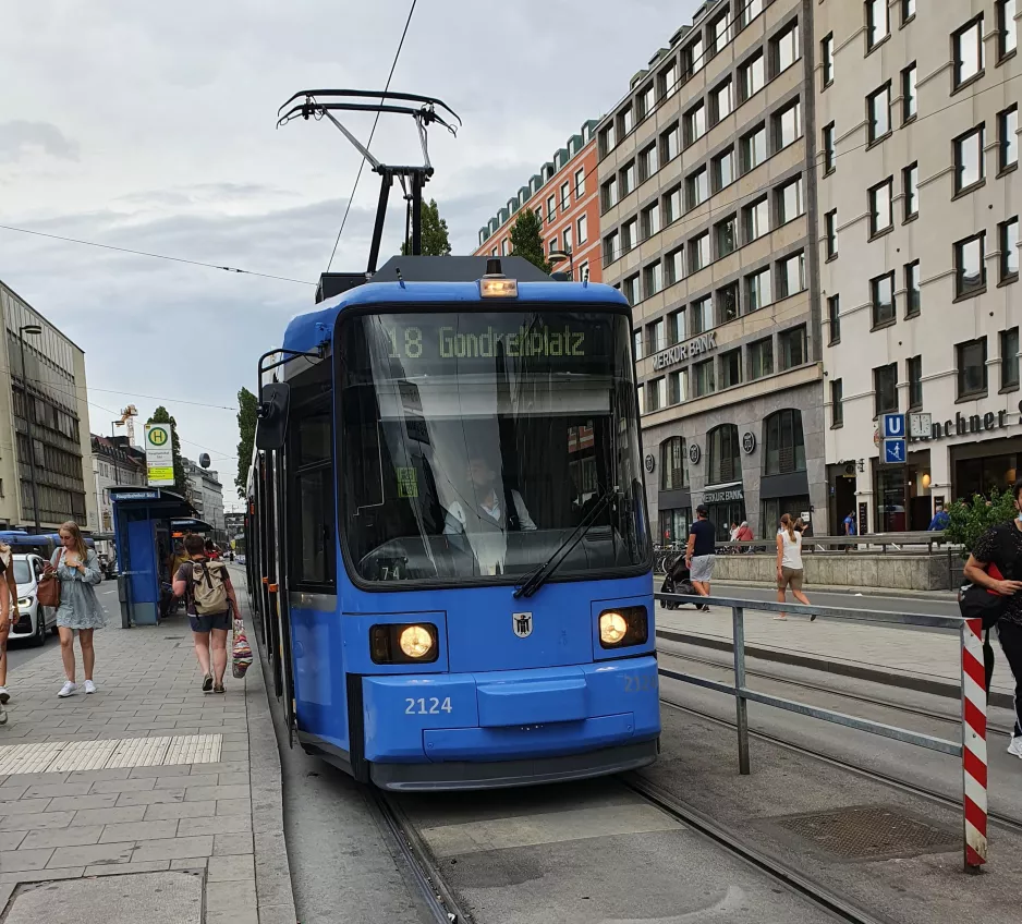 München sporvognslinje 18 med lavgulvsledvogn 2124 ved Hauptbahnhof (Süd) (2020)