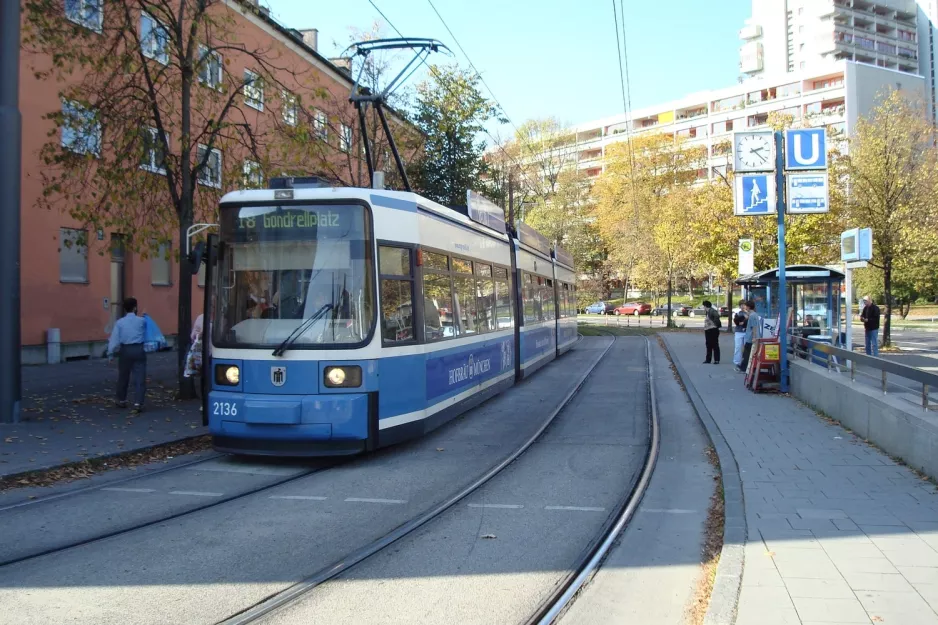 München sporvognslinje 18 med lavgulvsledvogn 2136 ved Westendstr. (2007)