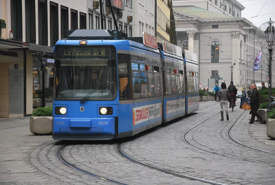 München sporvognslinje 19 med lavgulvsledvogn 2124 nær Marienplatz (2014)