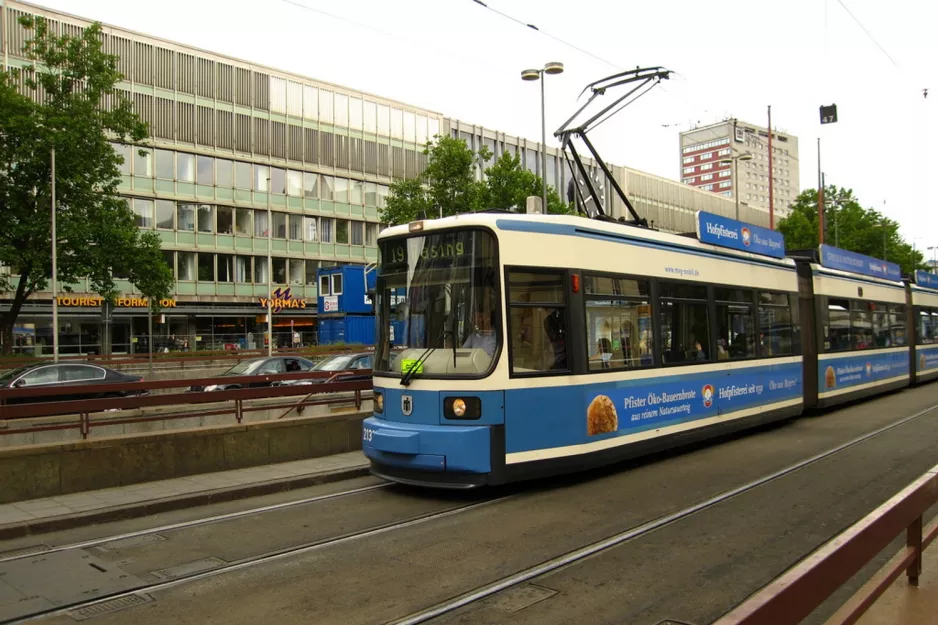 München sporvognslinje 19 med lavgulvsledvogn 2137 foran Hauptbahnhof (2009)