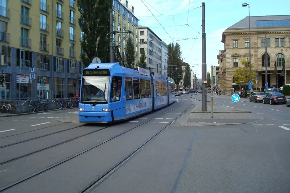 München sporvognslinje 19 med lavgulvsledvogn 2207 nær Hauptbahnhof (Süd) (2012)