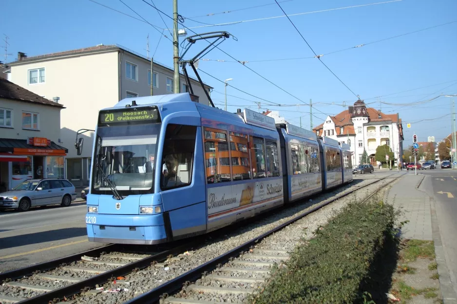 München sporvognslinje 20 med lavgulvsledvogn 2210 ved Delkovenstr. (2007)