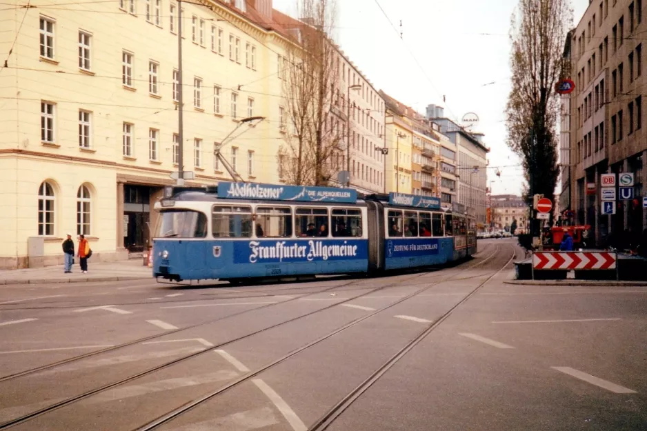 München sporvognslinje 20 med ledvogn 2005 nær Karlsplatz (Stachus) (1998)