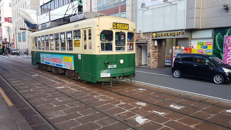 Nagasaki sporvognslinje 4 med motorvogn 208 på Tsuki-machi Street (2017)