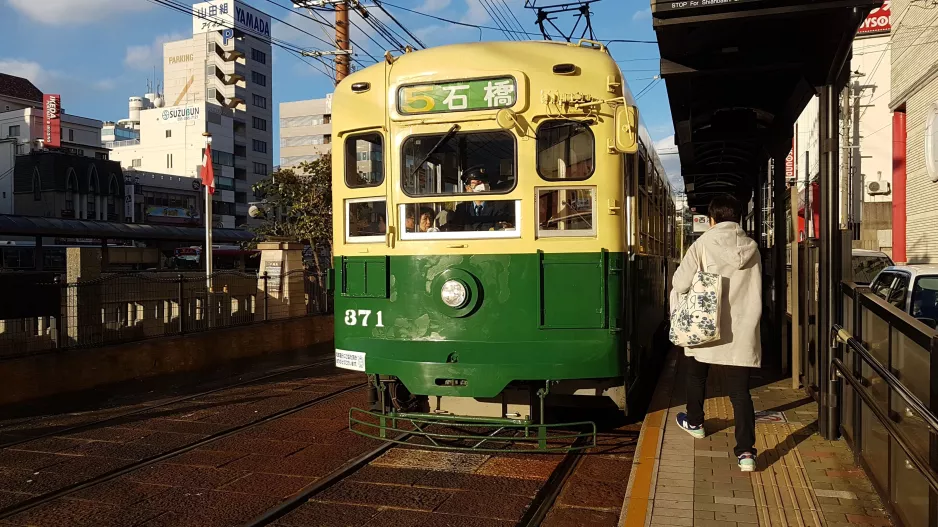 Nagasaki sporvognslinje 5 med motorvogn 371 ved Nishihamano-Machi (2017)