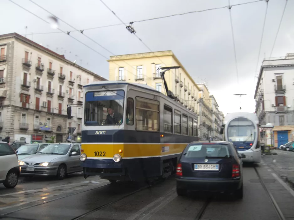 Napoli sporvognslinje 2 med motorvogn 1022 på Corso Giuseppe Garibaldi (2014)