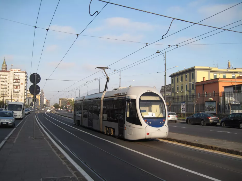 Napoli sporvognslinje 4 med lavgulvsledvogn 1105, siden Via Amerigo Vecpucci (2014)