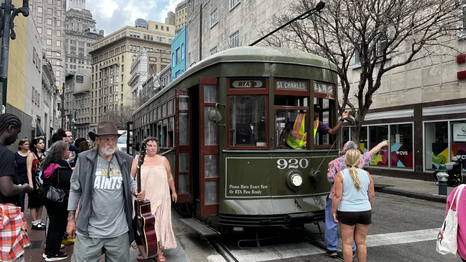 New Orleans linje 12 St. Charles Streetcar med motorvogn 920 ved Canal / Carondelet (2024)