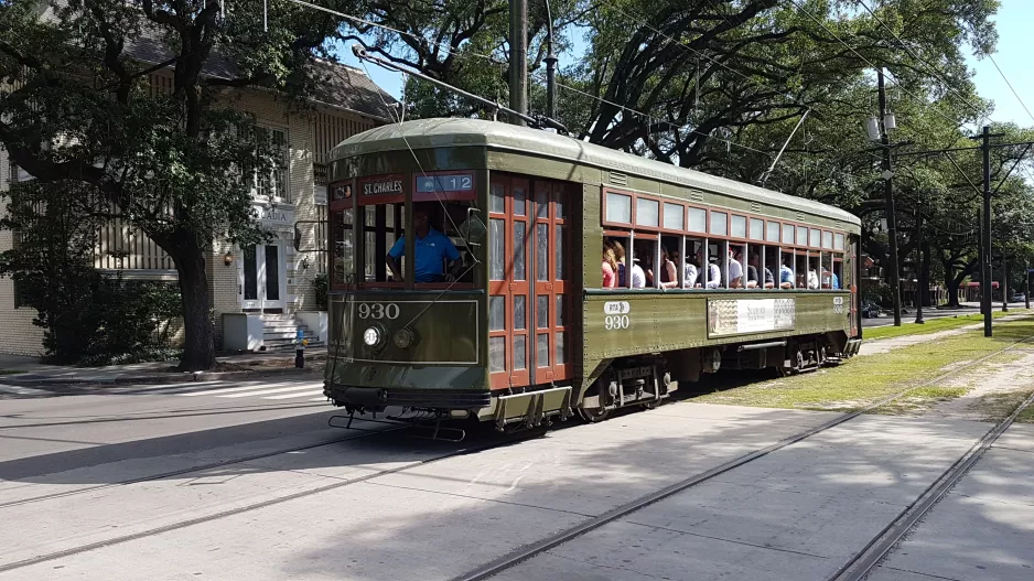 New Orleans linje 12 St. Charles Streetcar med motorvogn 930 nær St Charles / 6th (2018)