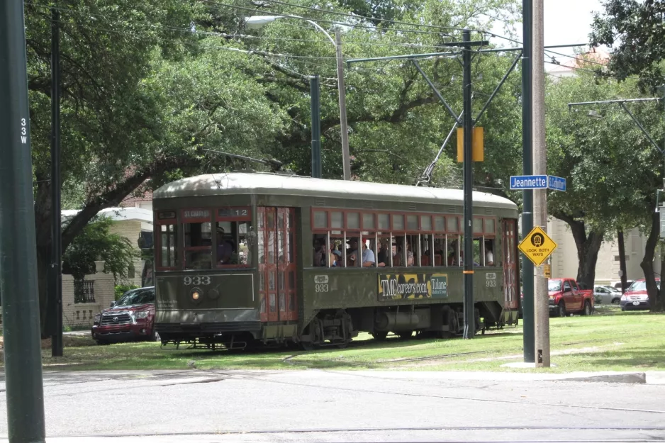 New Orleans linje 12 St. Charles Streetcar med motorvogn 933 ved S Carrollton / Jeannette (2010)